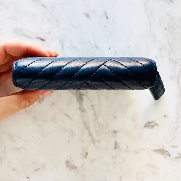 CHANEL Lambskin Quilted CC Chevron Coin Purse with Zipper (Navy) - Picture 4 of 15